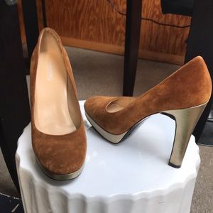 MICHAEL KORS sz 10 cognac  & metallic gold pump
